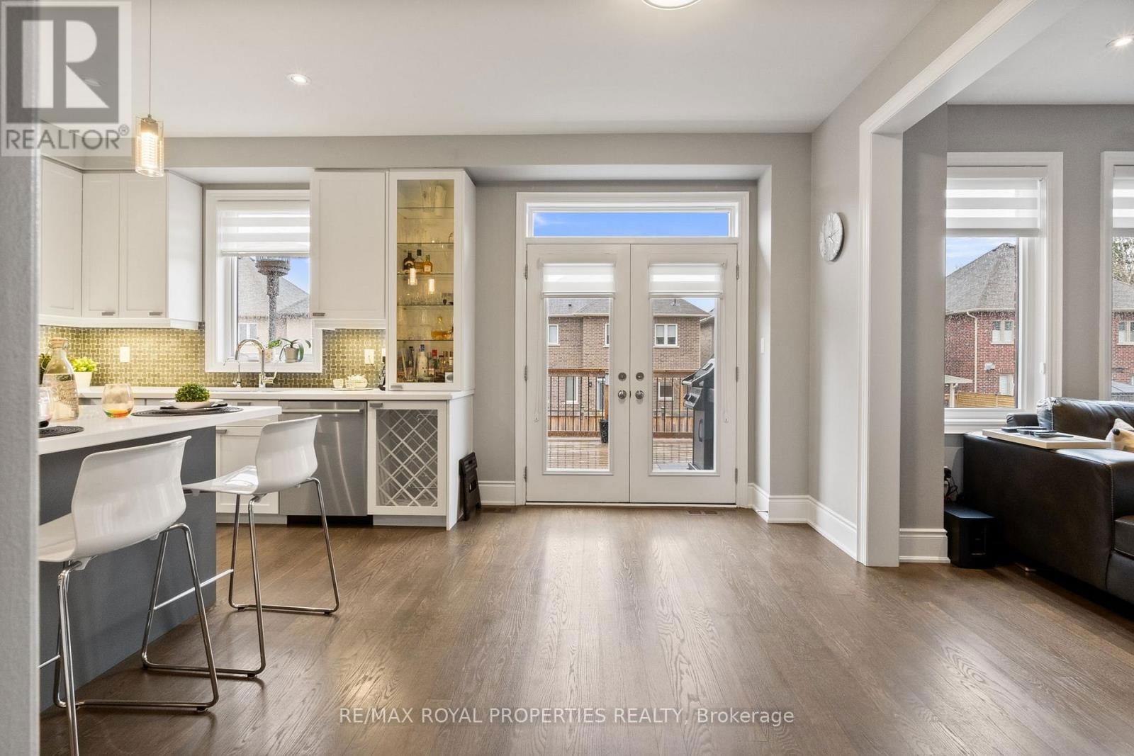 874 WINGARDEN CRESCENT Image 12