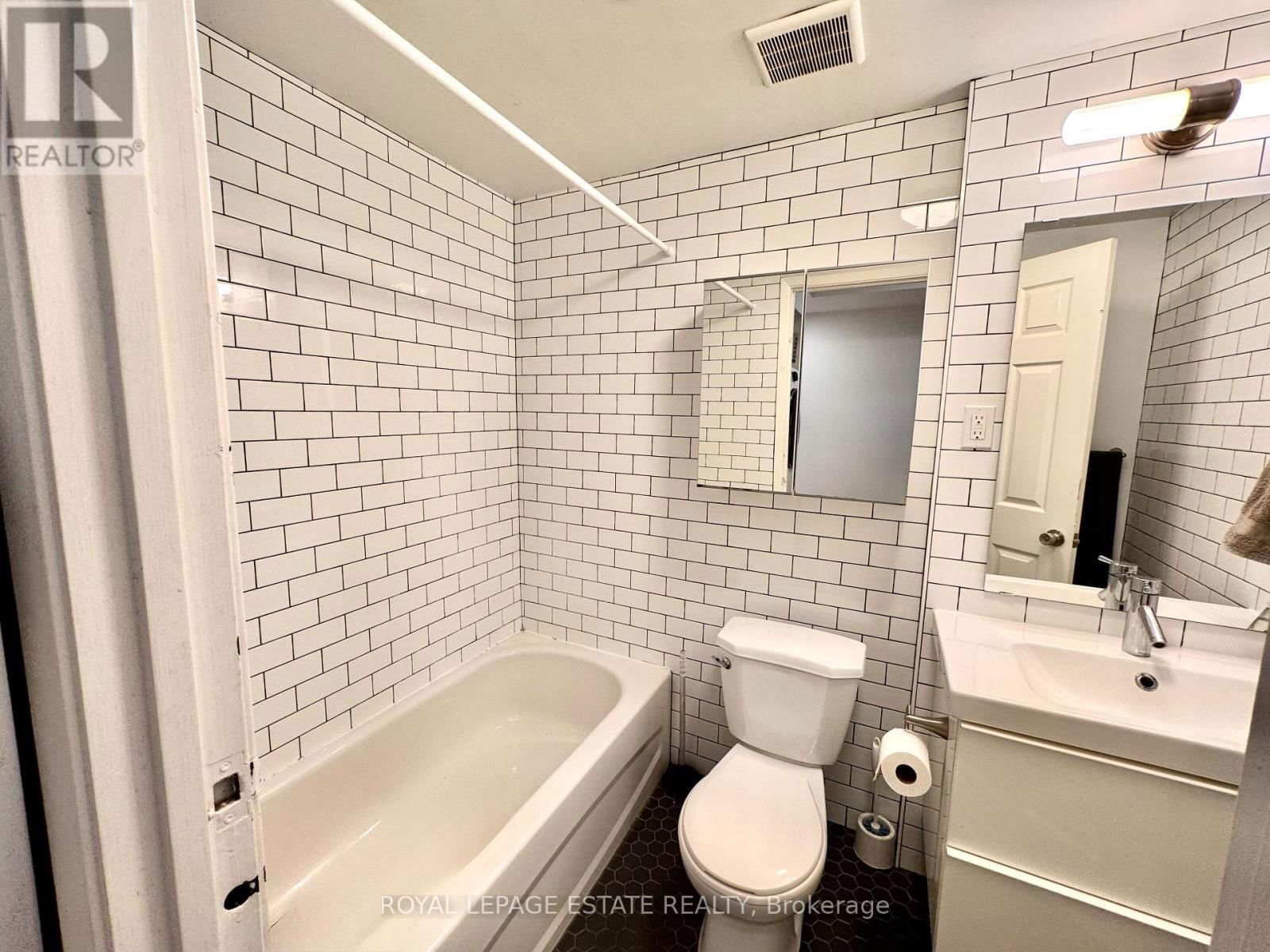 1610 GERRARD STREET EAST Image 17