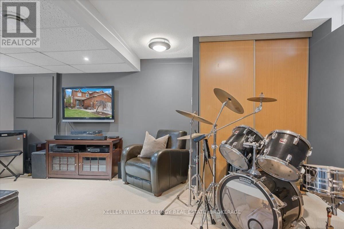 63 FULTON CRESCENT NORTH Image 30