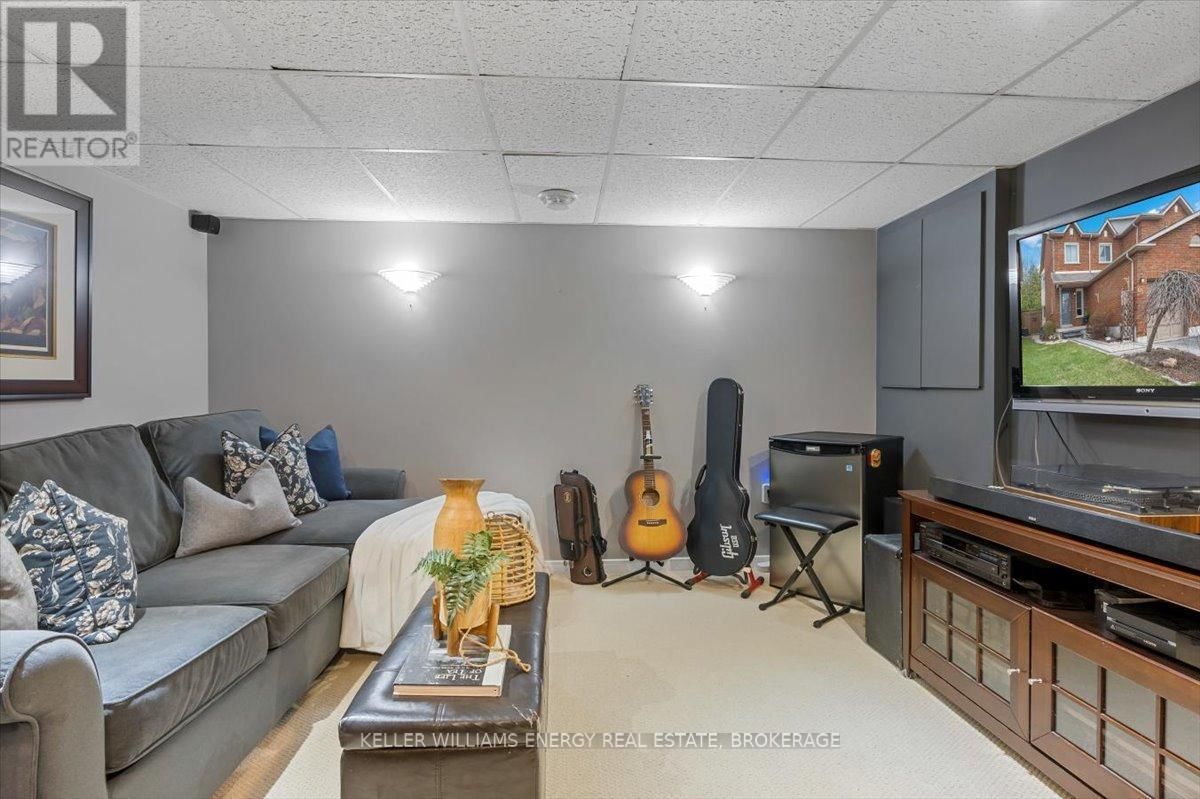 63 FULTON CRESCENT NORTH Image 31