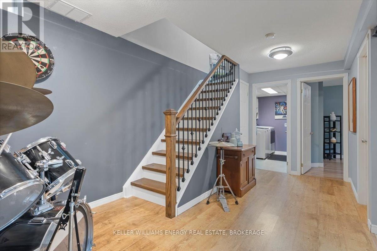 63 FULTON CRESCENT NORTH Image 32