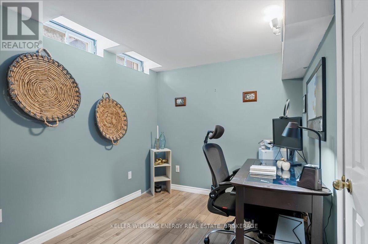 63 FULTON CRESCENT NORTH Image 33