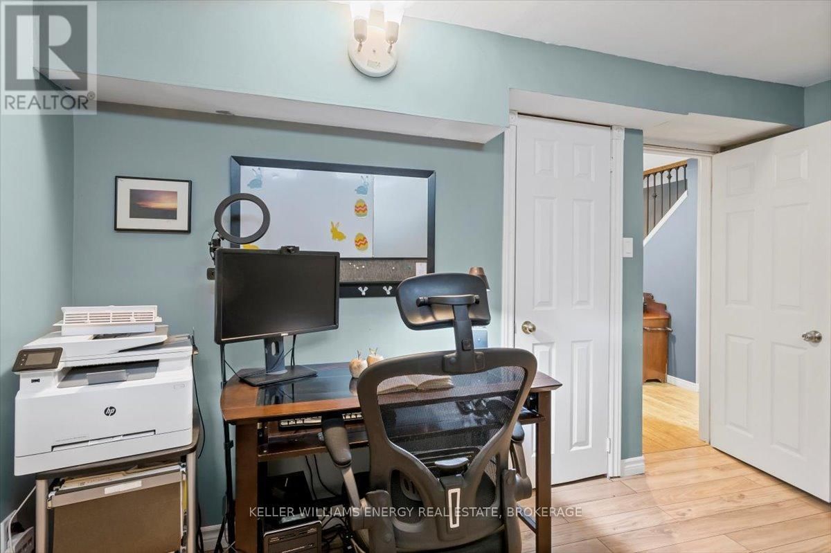 63 FULTON CRESCENT NORTH Image 34