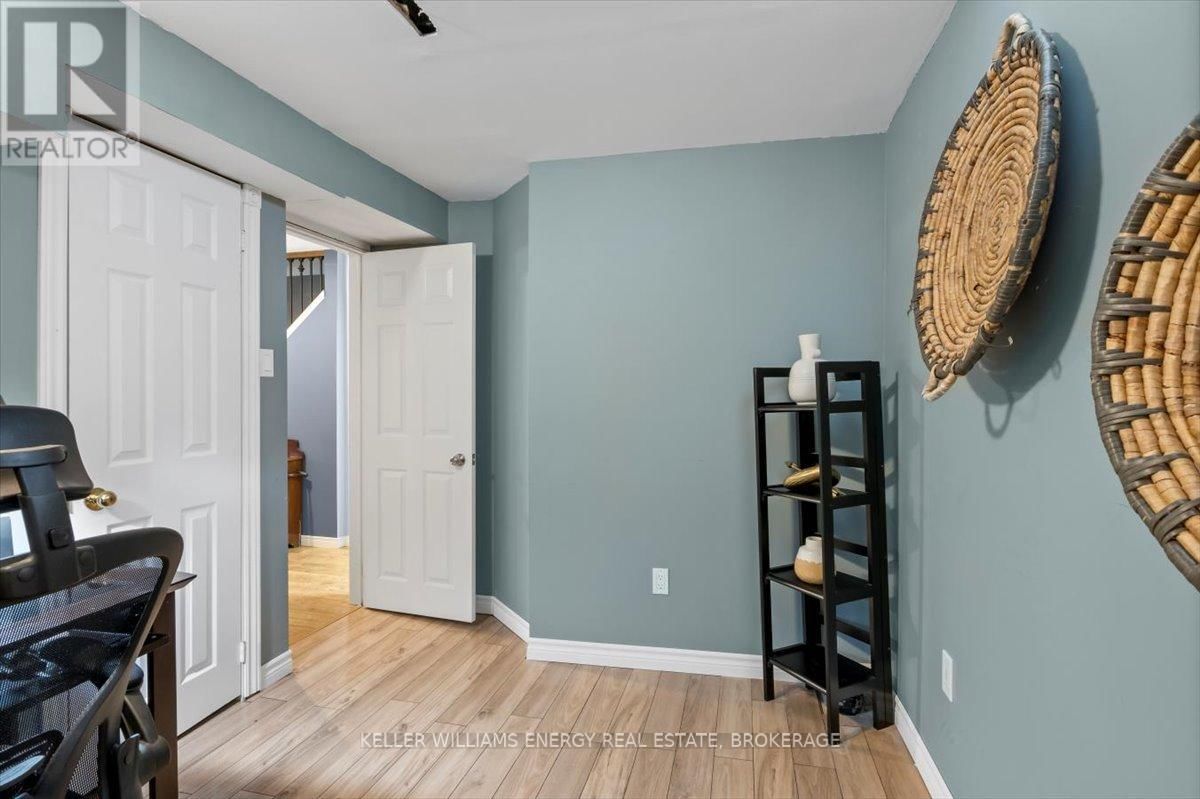 63 FULTON CRESCENT NORTH Image 35