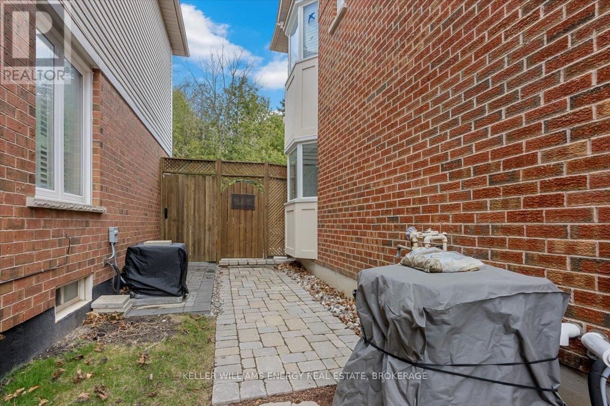 63 FULTON CRESCENT NORTH Image 36