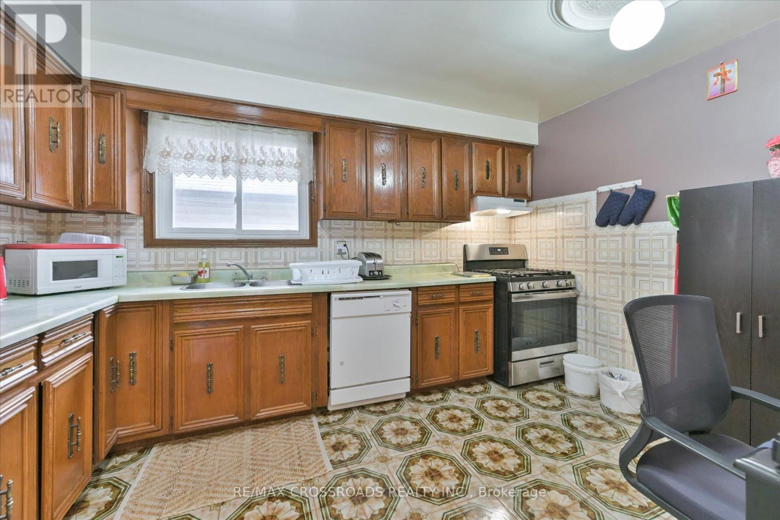 48 PHILLIP AVENUE Image 8
