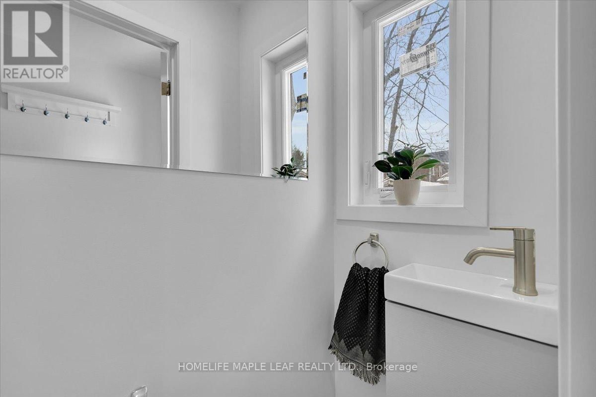 386 COXWELL AVENUE Image 17