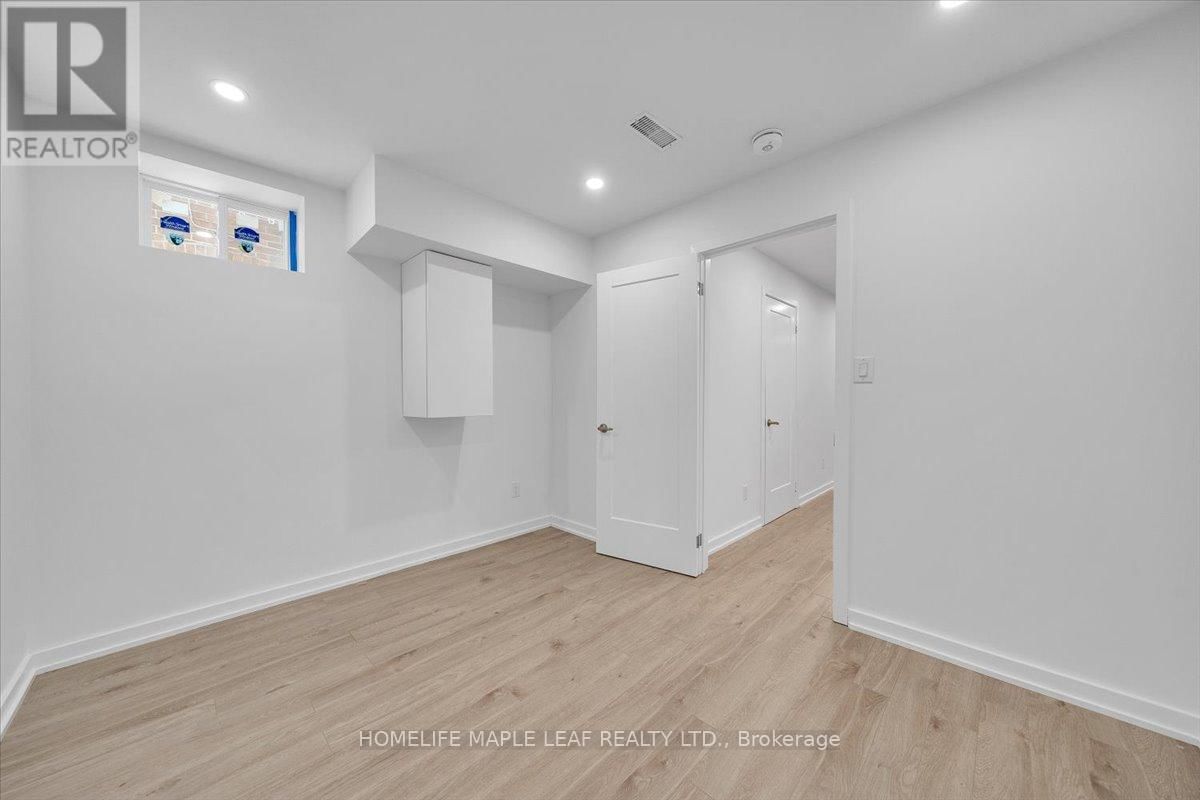 386 COXWELL AVENUE Image 37