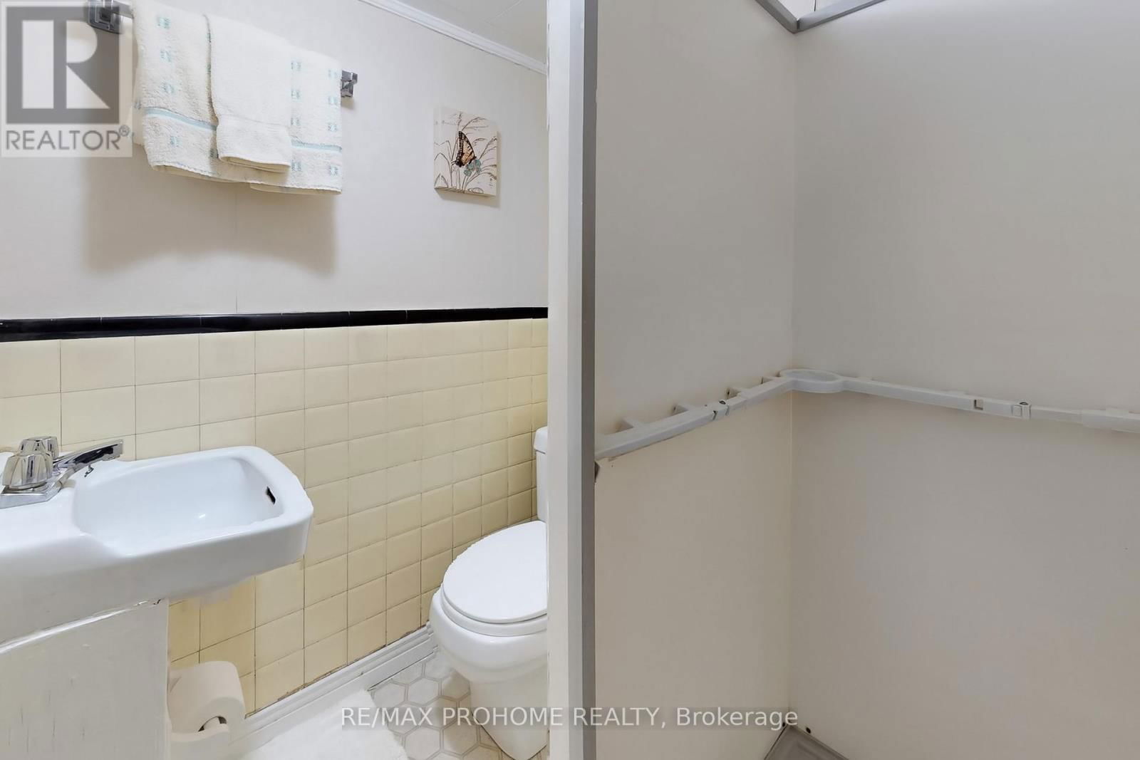 17 OAKWORTH CRESCENT Image 33