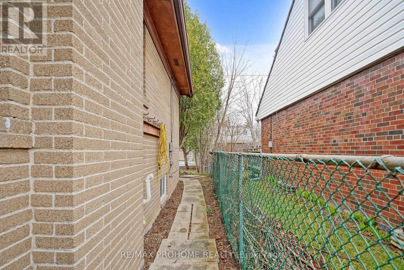 17 OAKWORTH CRESCENT Image 40