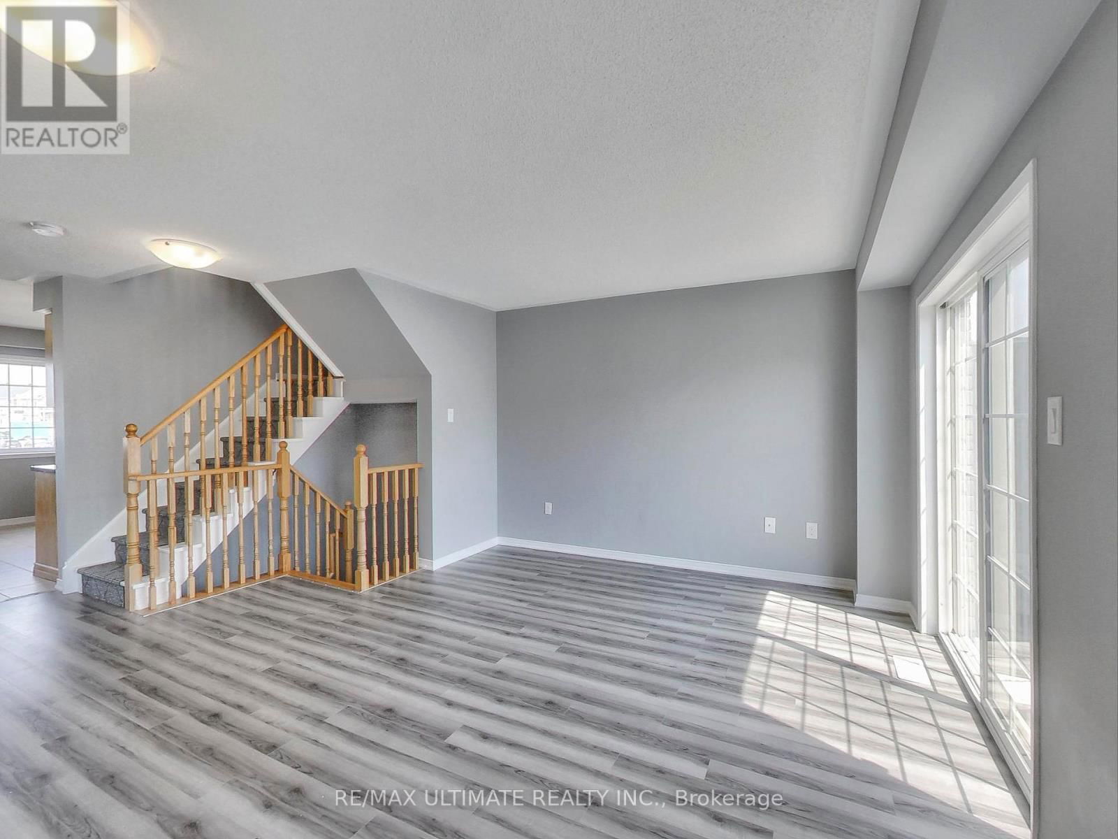 487 ROSSLAND ROAD EAST Image 12