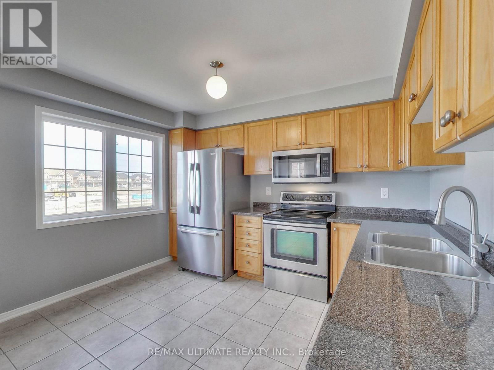 487 ROSSLAND ROAD EAST Image 16