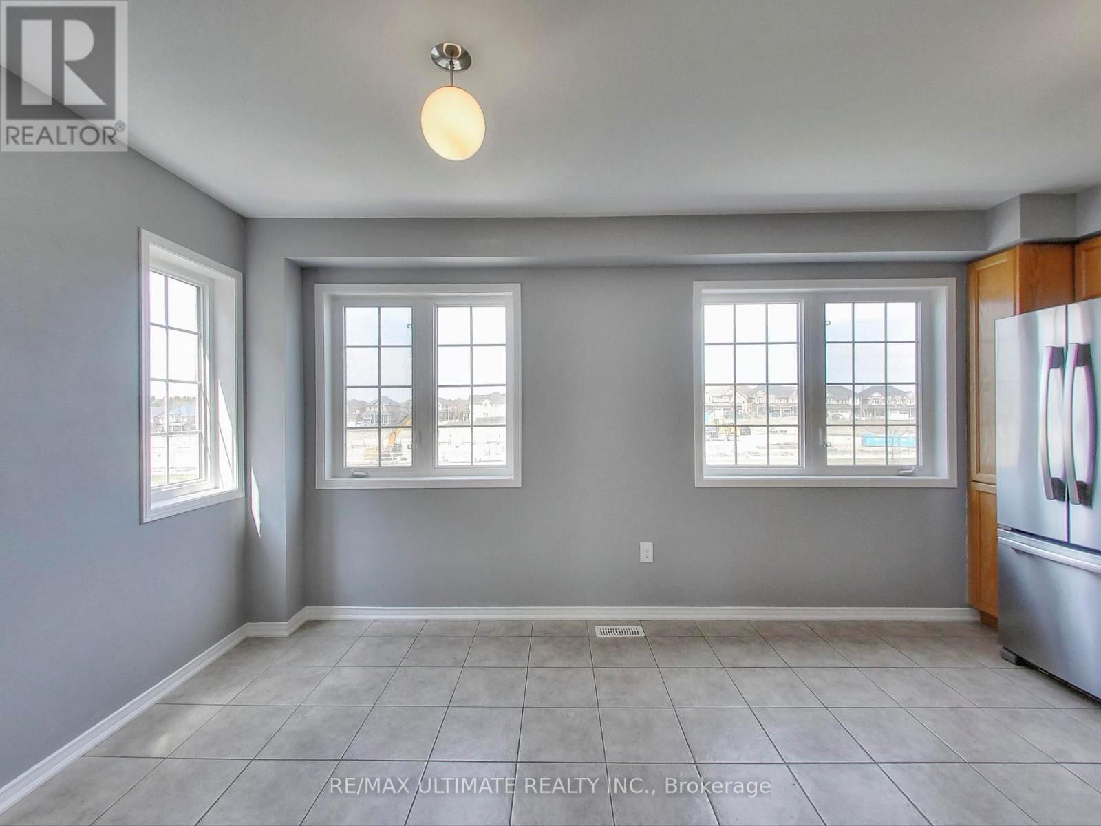 487 ROSSLAND ROAD EAST Image 19
