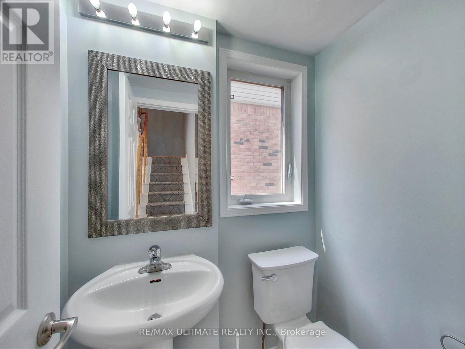 487 ROSSLAND ROAD EAST Image 20
