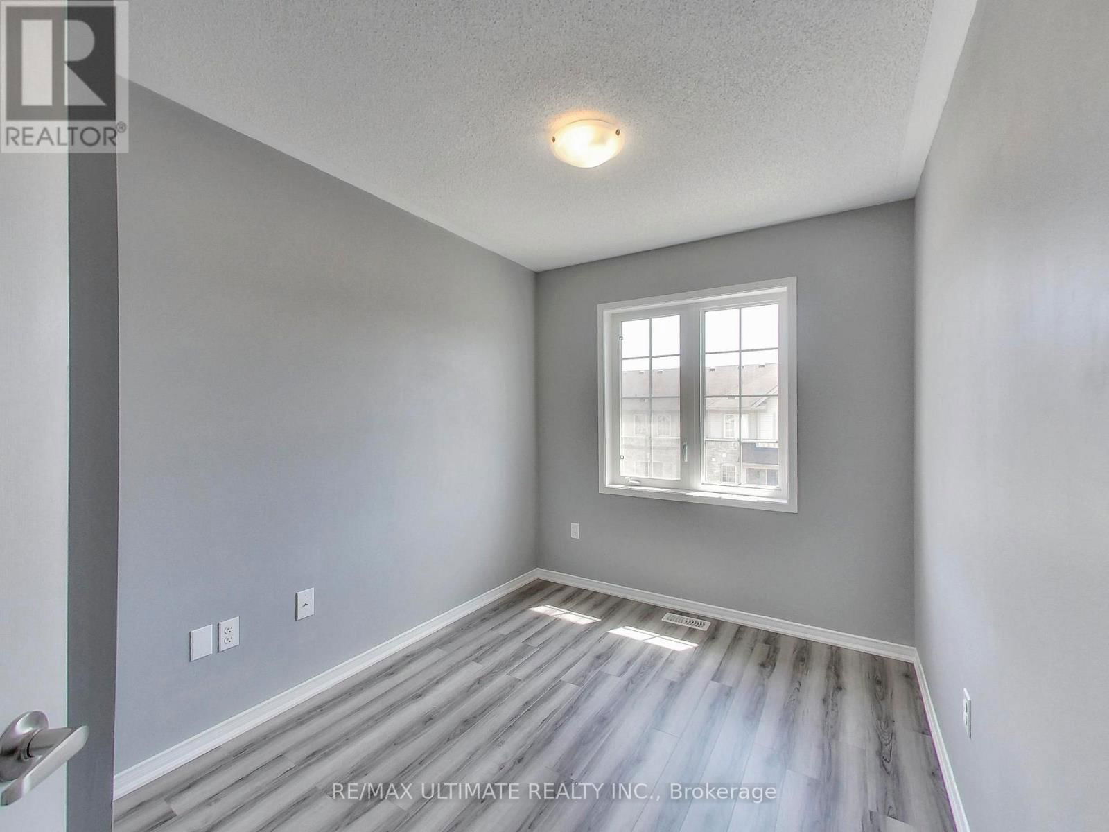 487 ROSSLAND ROAD EAST Image 27