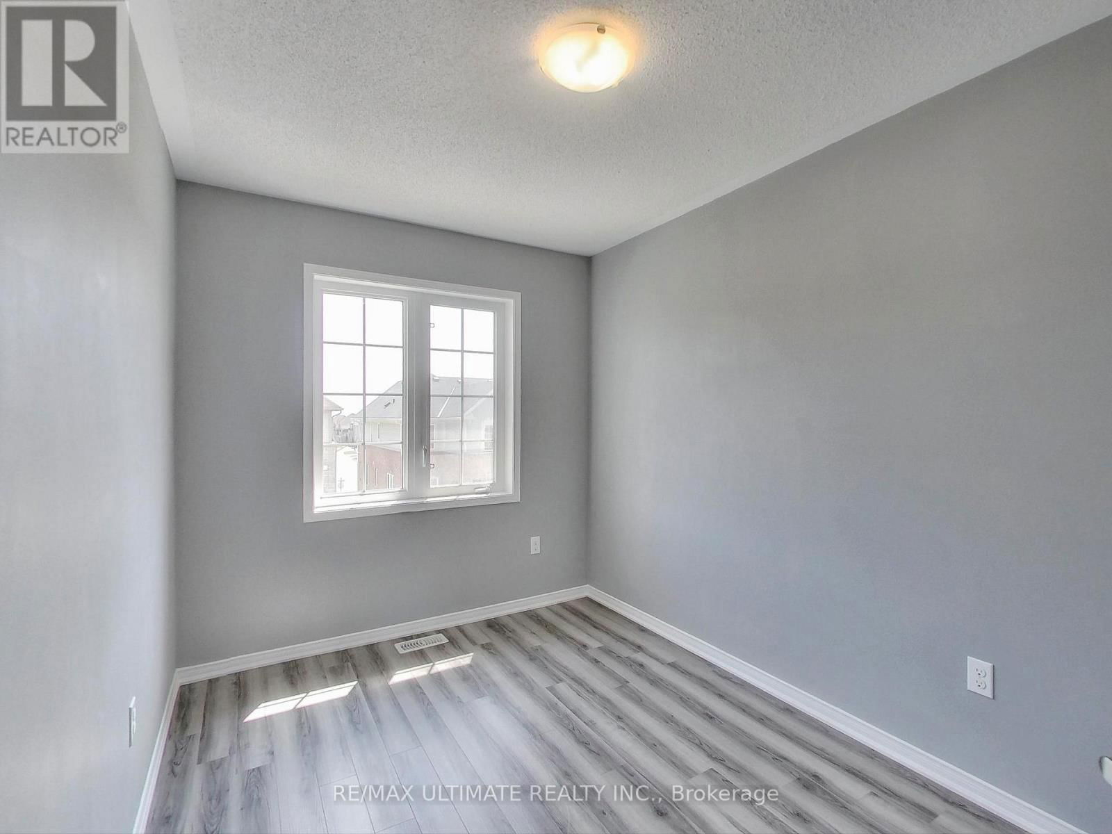 487 ROSSLAND ROAD EAST Image 28