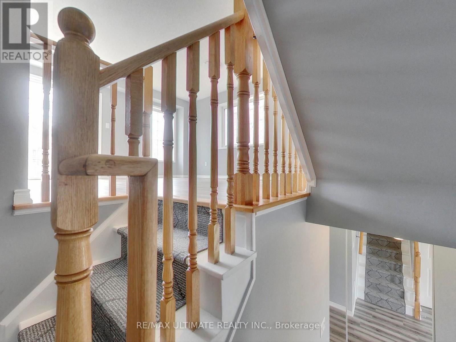 487 ROSSLAND ROAD EAST Image 8