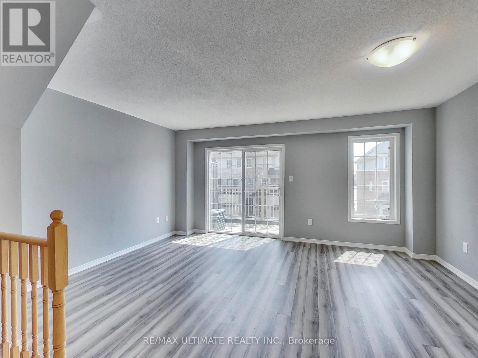 487 ROSSLAND ROAD EAST Image 9