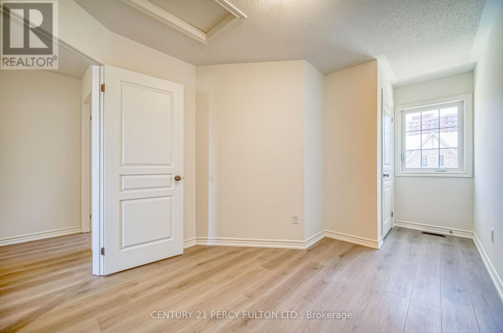 8 BENJAMIN WAY Image 11