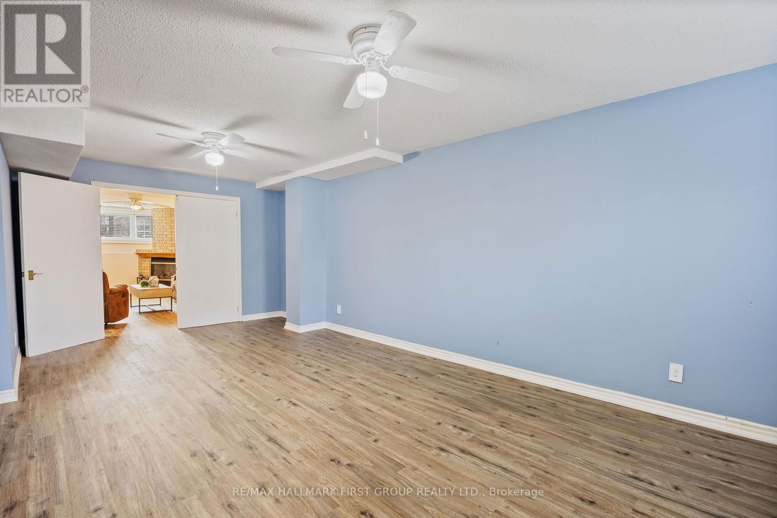 676 FROBISHER COURT Image 35