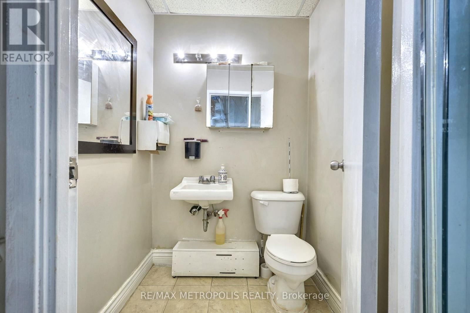 F5 - 1051 SIMCOE STREET NORTH Image 23