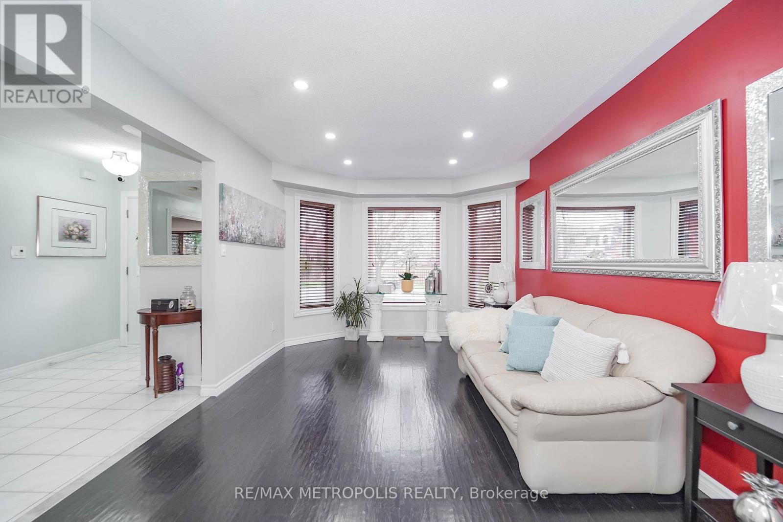 60 IRWIN DRIVE Image 10