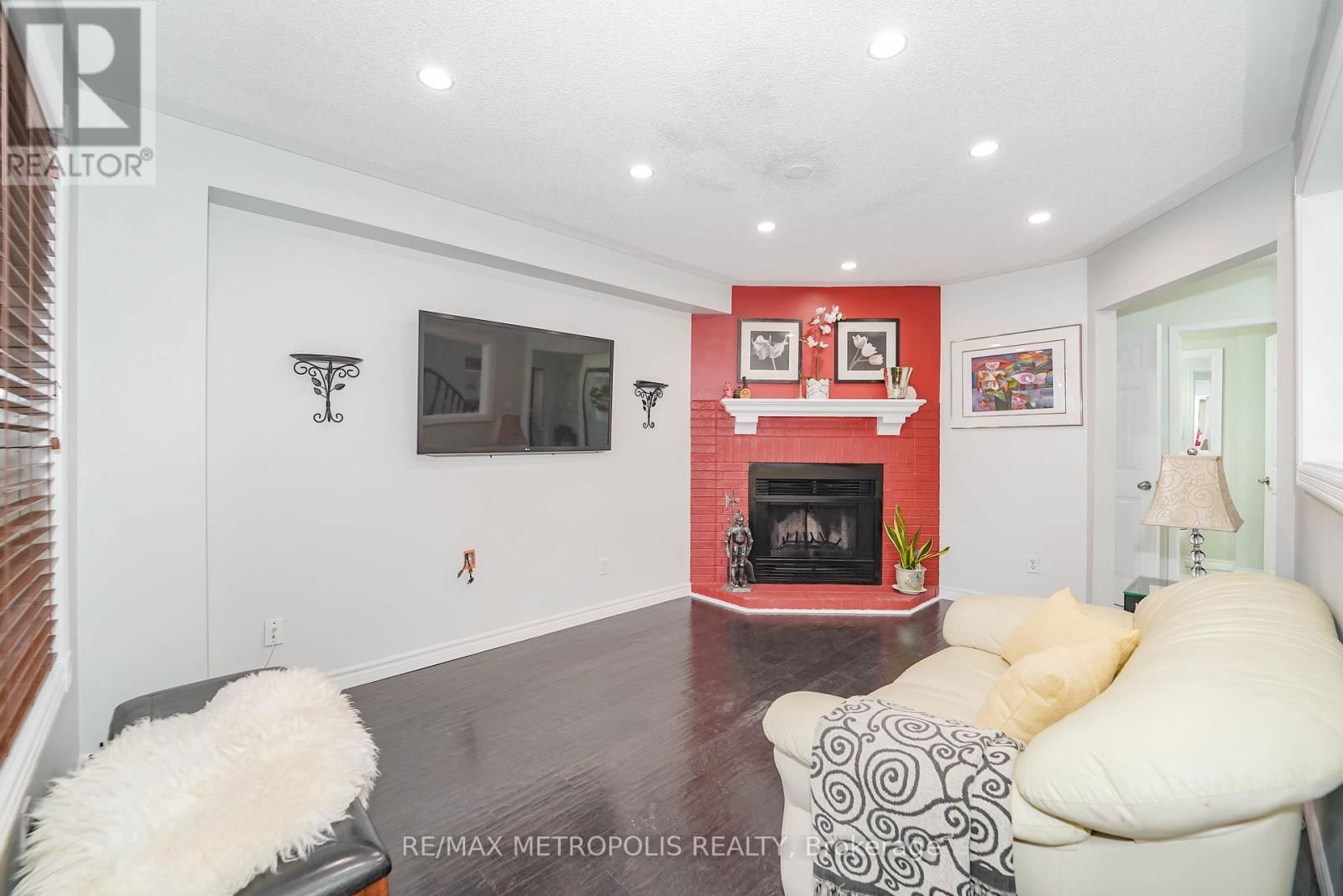 60 IRWIN DRIVE Image 16