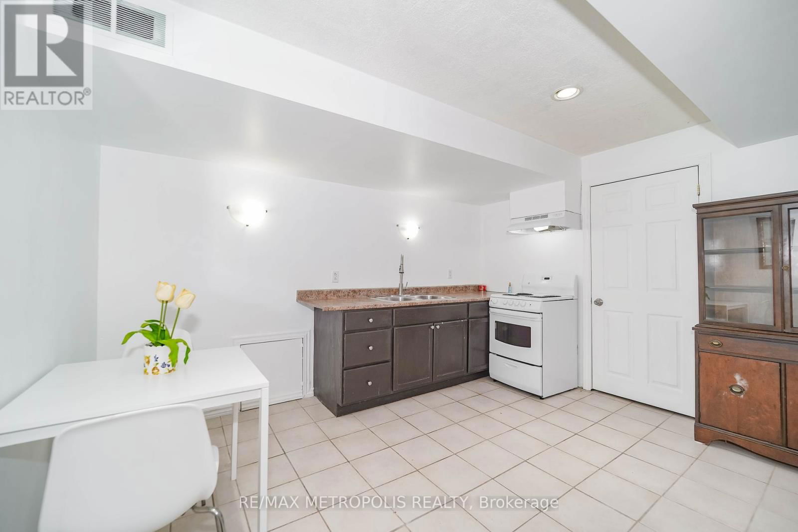 60 IRWIN DRIVE Image 26