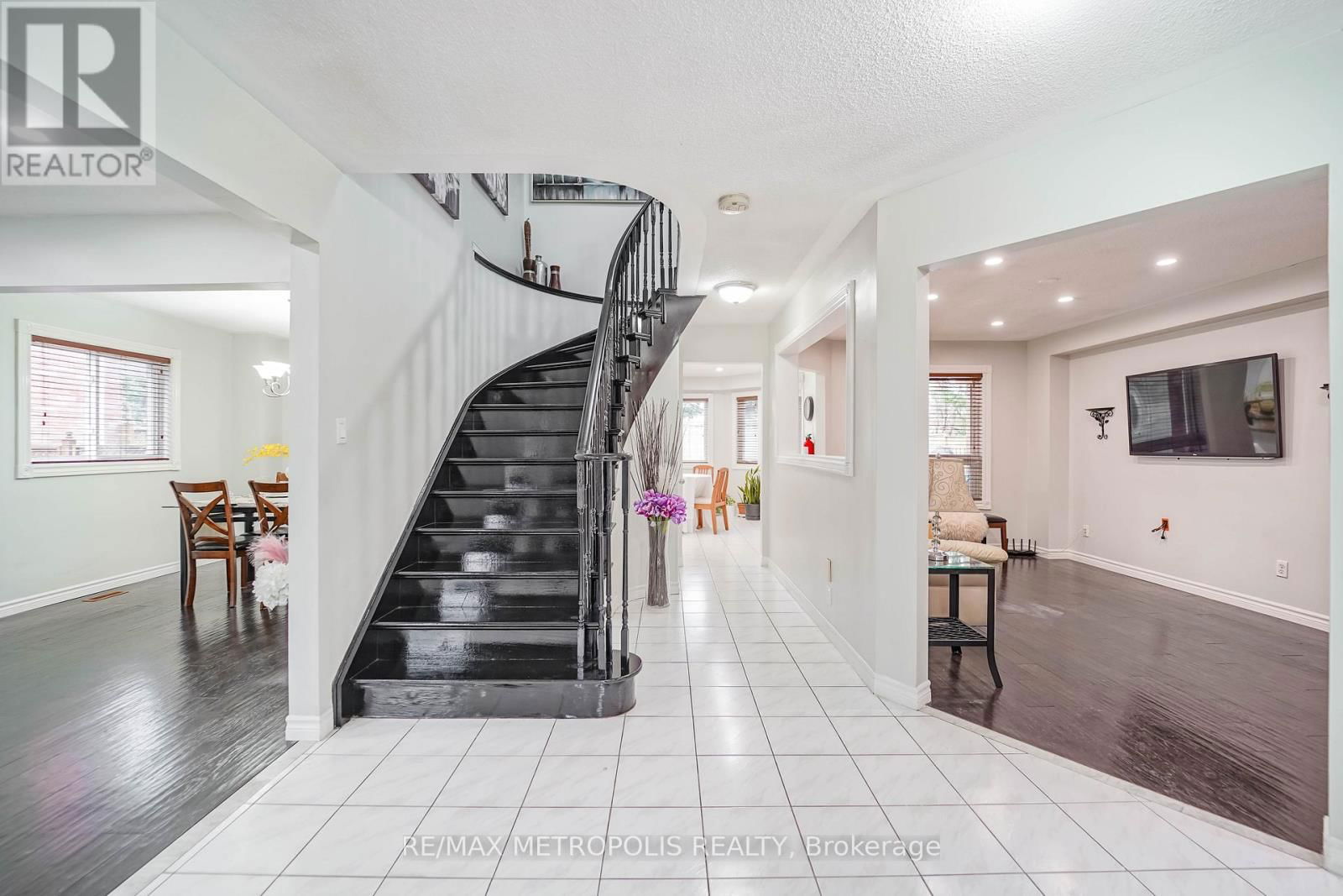 60 IRWIN DRIVE Image 8