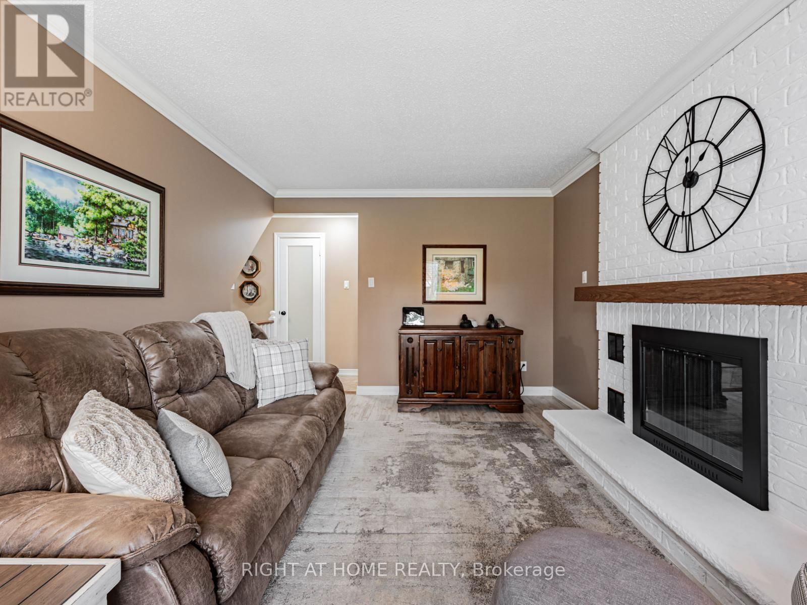 36 LOVE CRESCENT Image 15