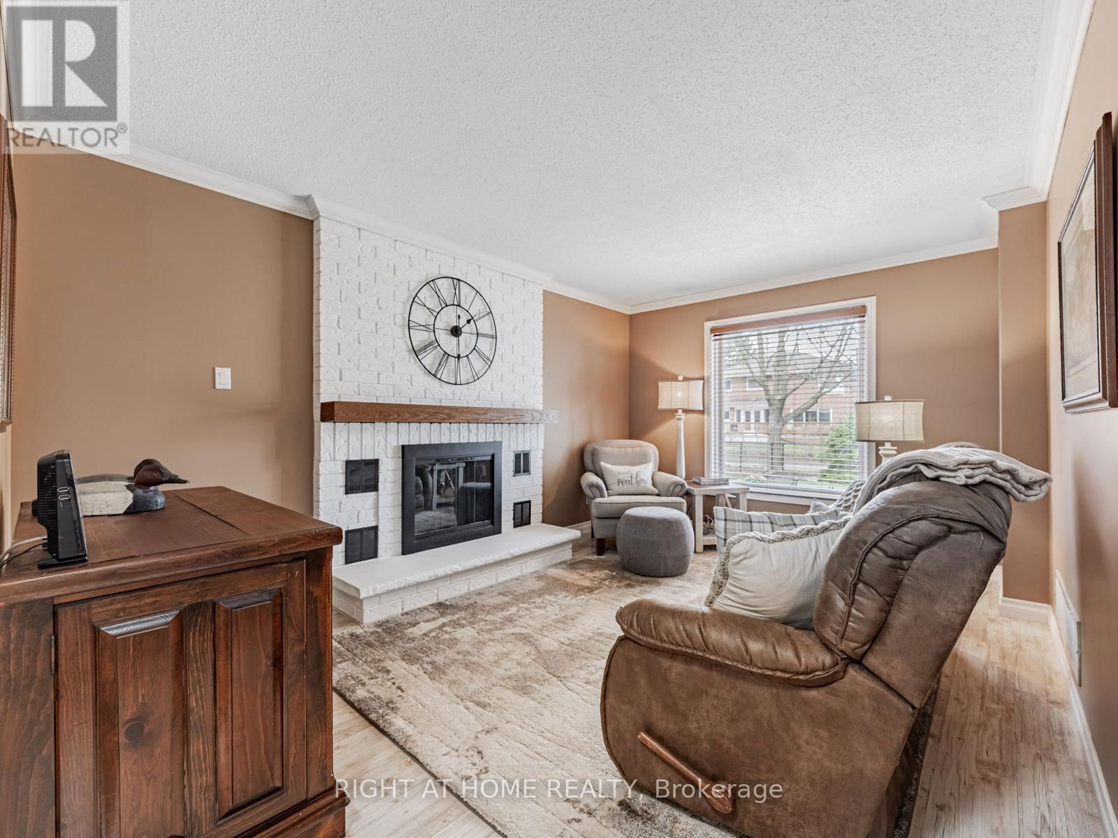 36 LOVE CRESCENT Image 16