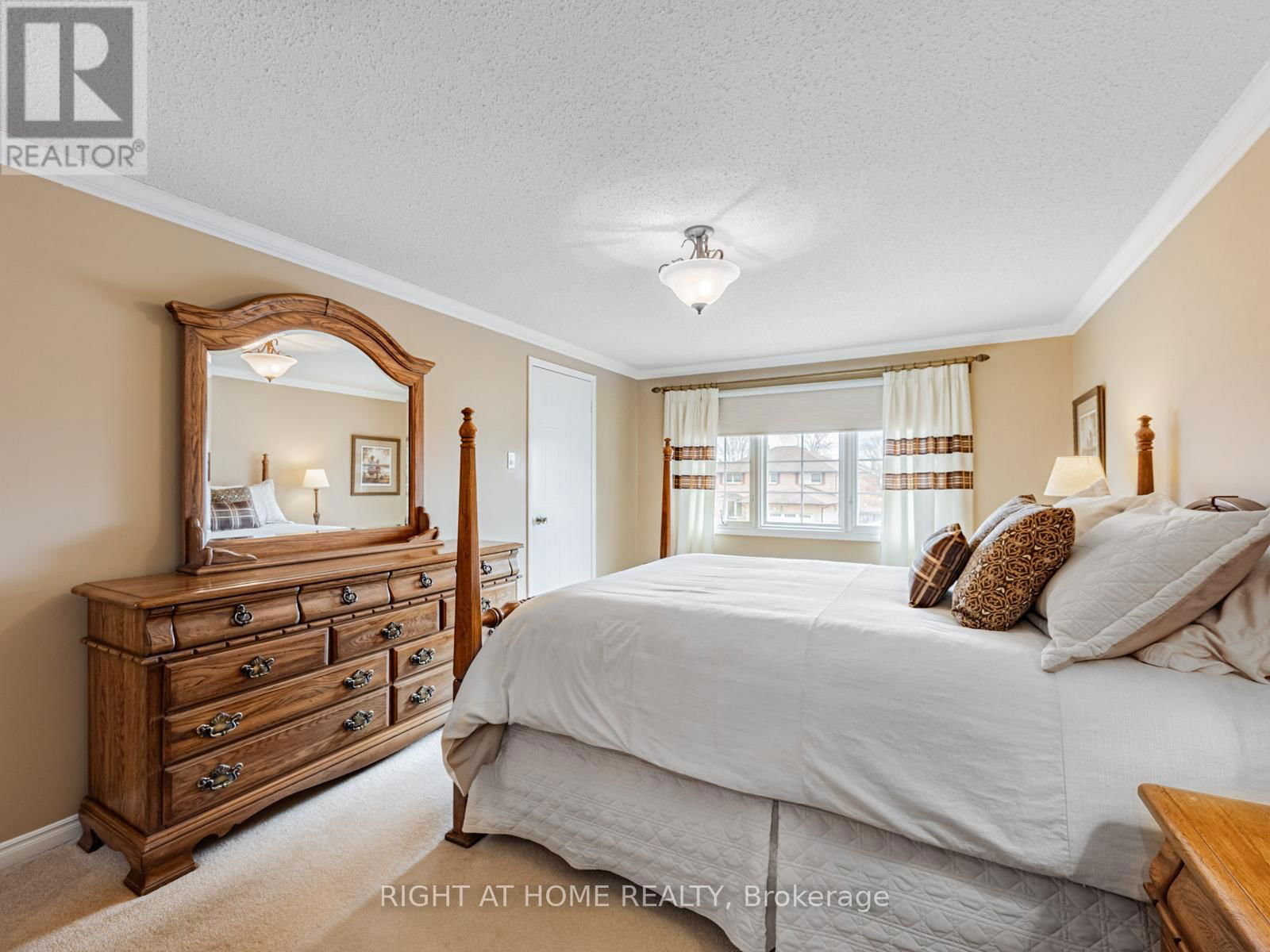 36 LOVE CRESCENT Image 18