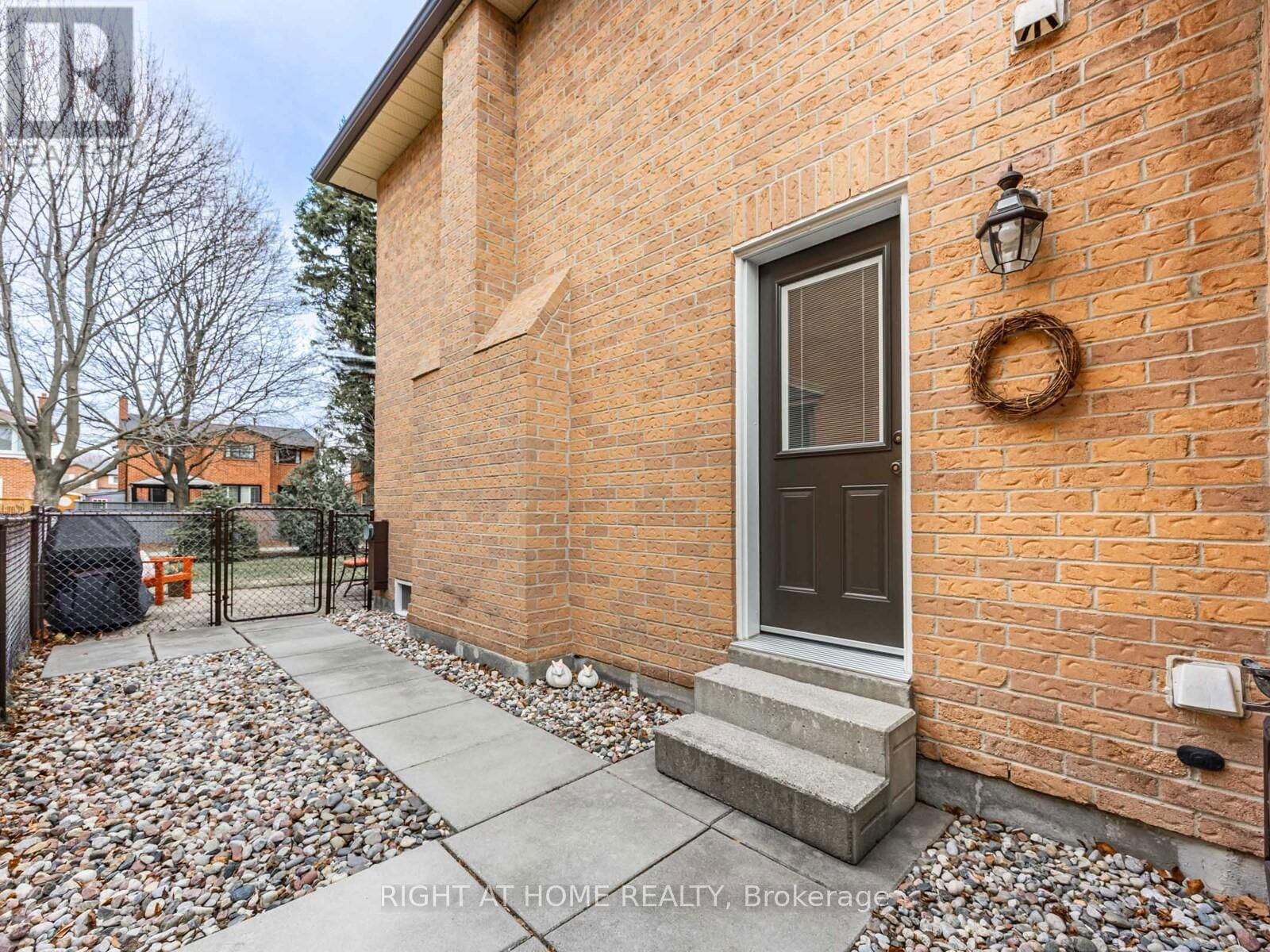 36 LOVE CRESCENT Image 32