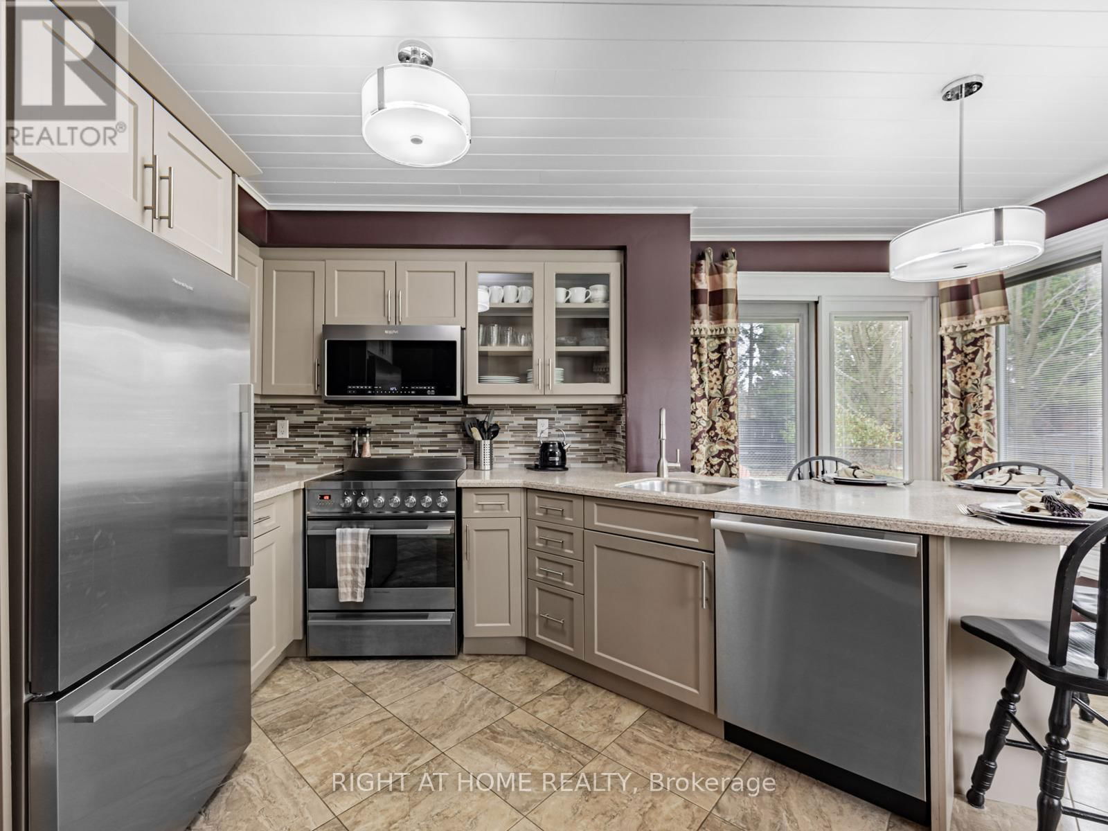 36 LOVE CRESCENT Image 8