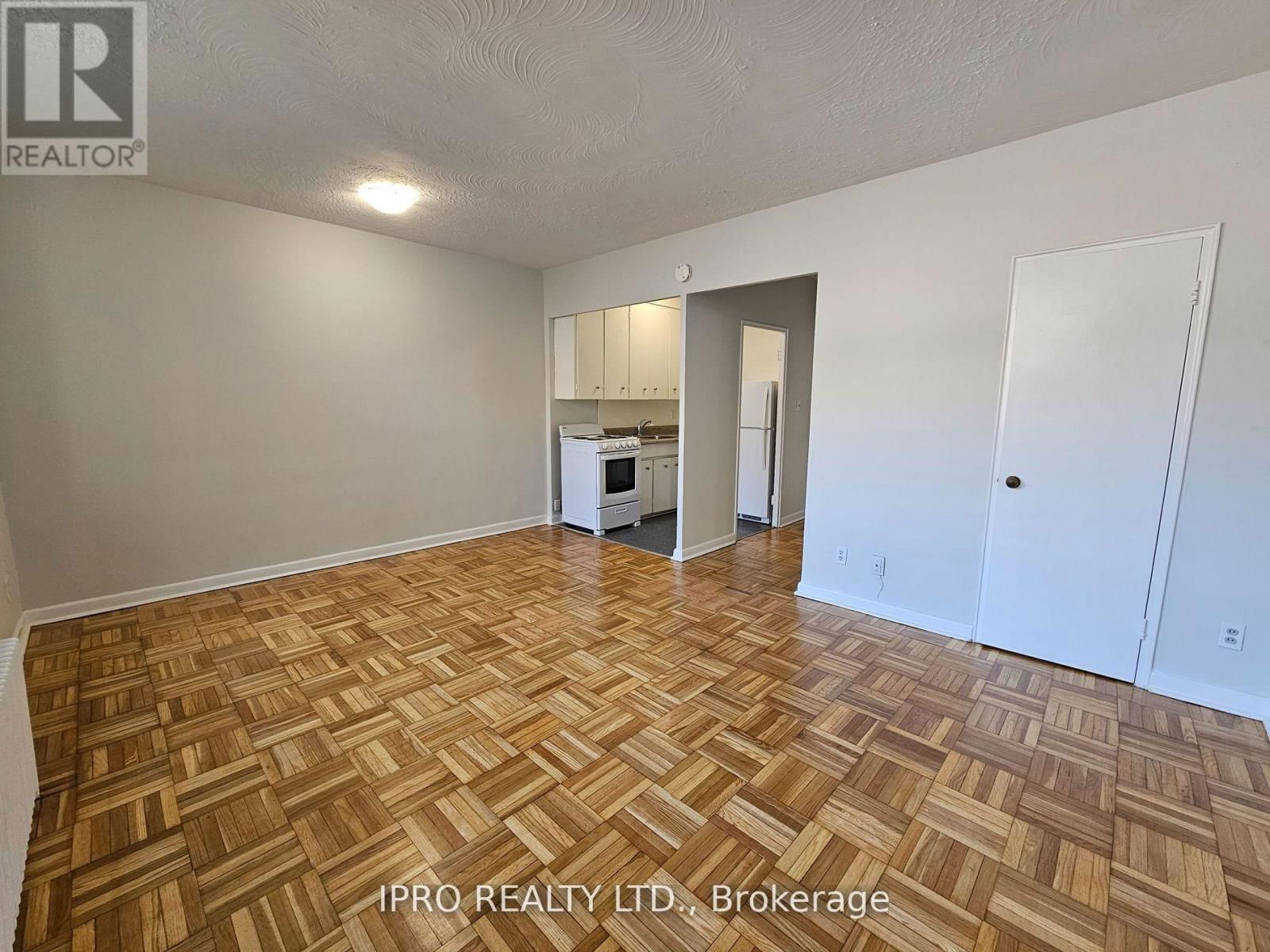 101 - 20 COSBURN AVENUE Image 11
