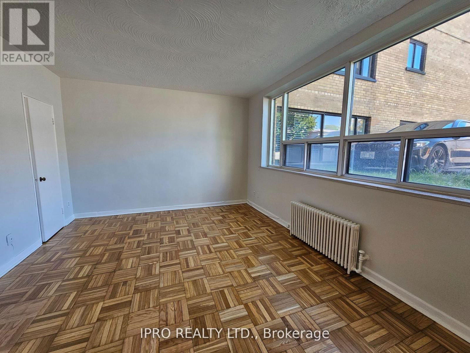 101 - 20 COSBURN AVENUE Image 12