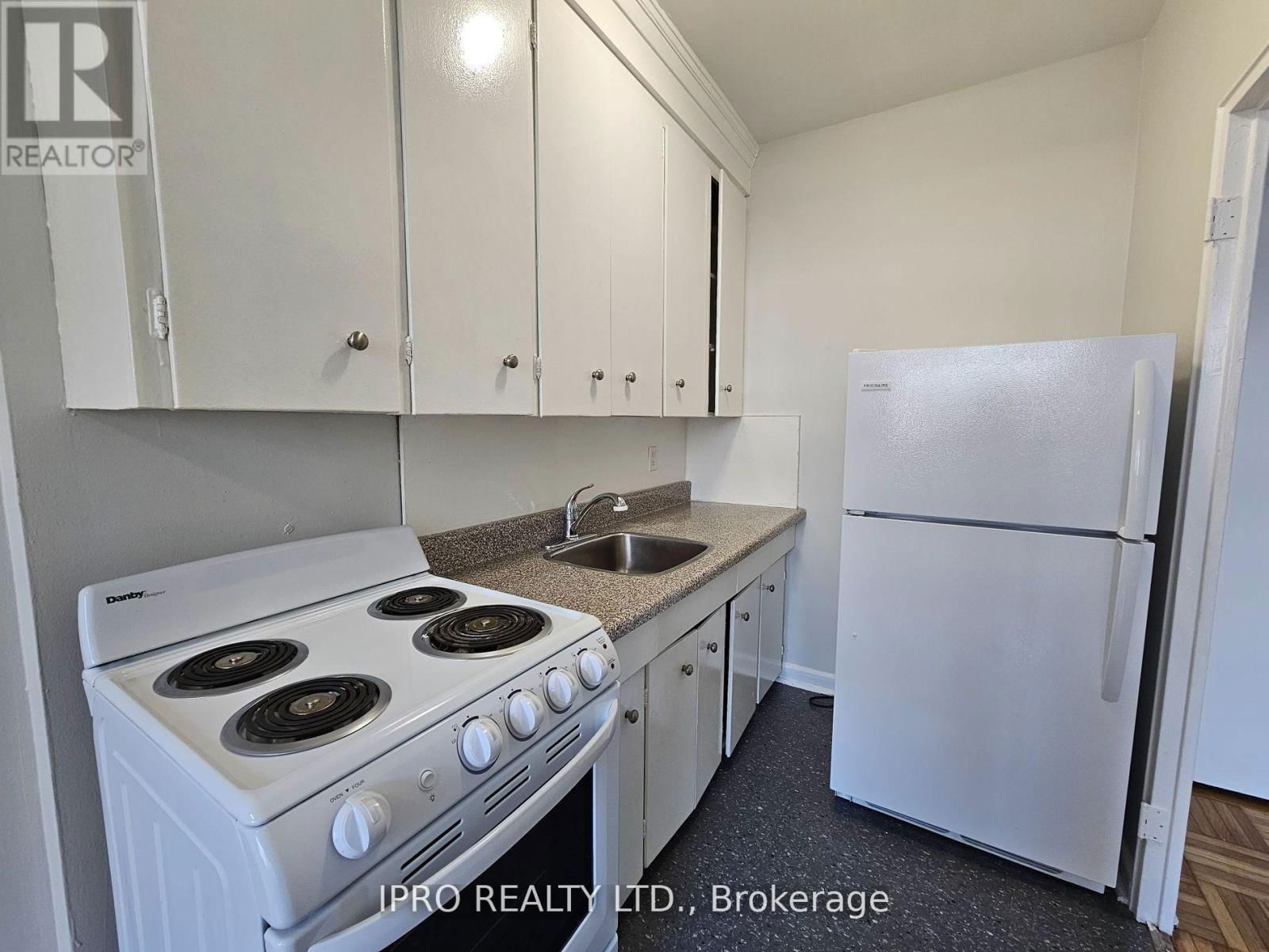 101 - 20 COSBURN AVENUE Image 15