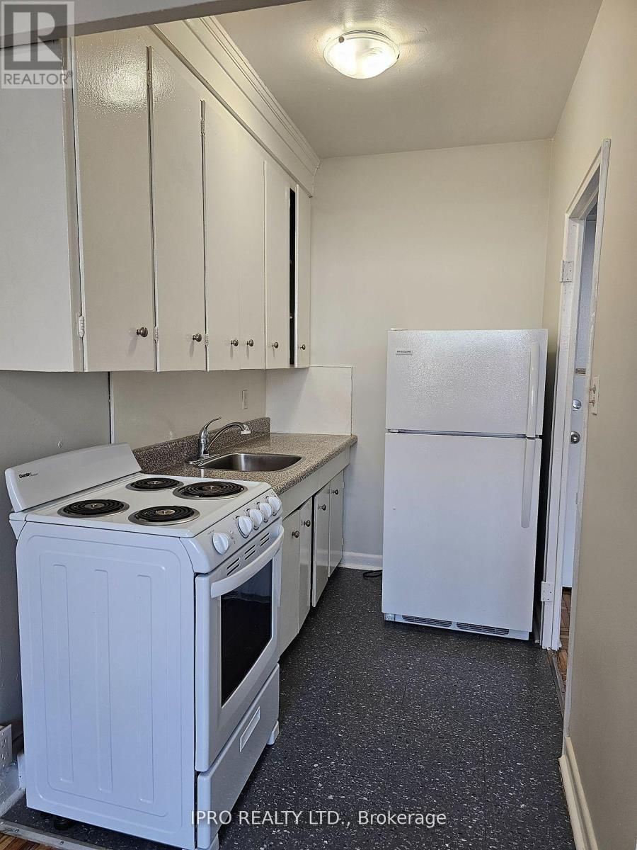 101 - 20 COSBURN AVENUE Image 16
