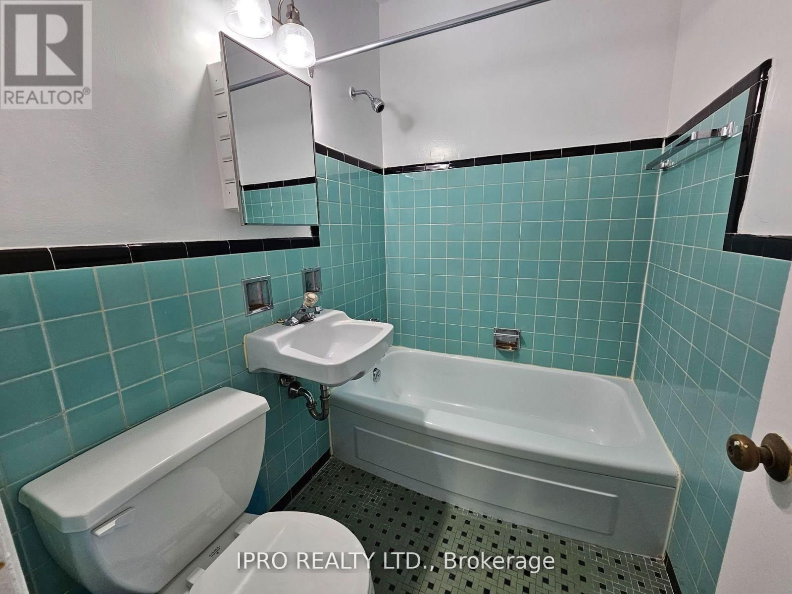 101 - 20 COSBURN AVENUE Image 19