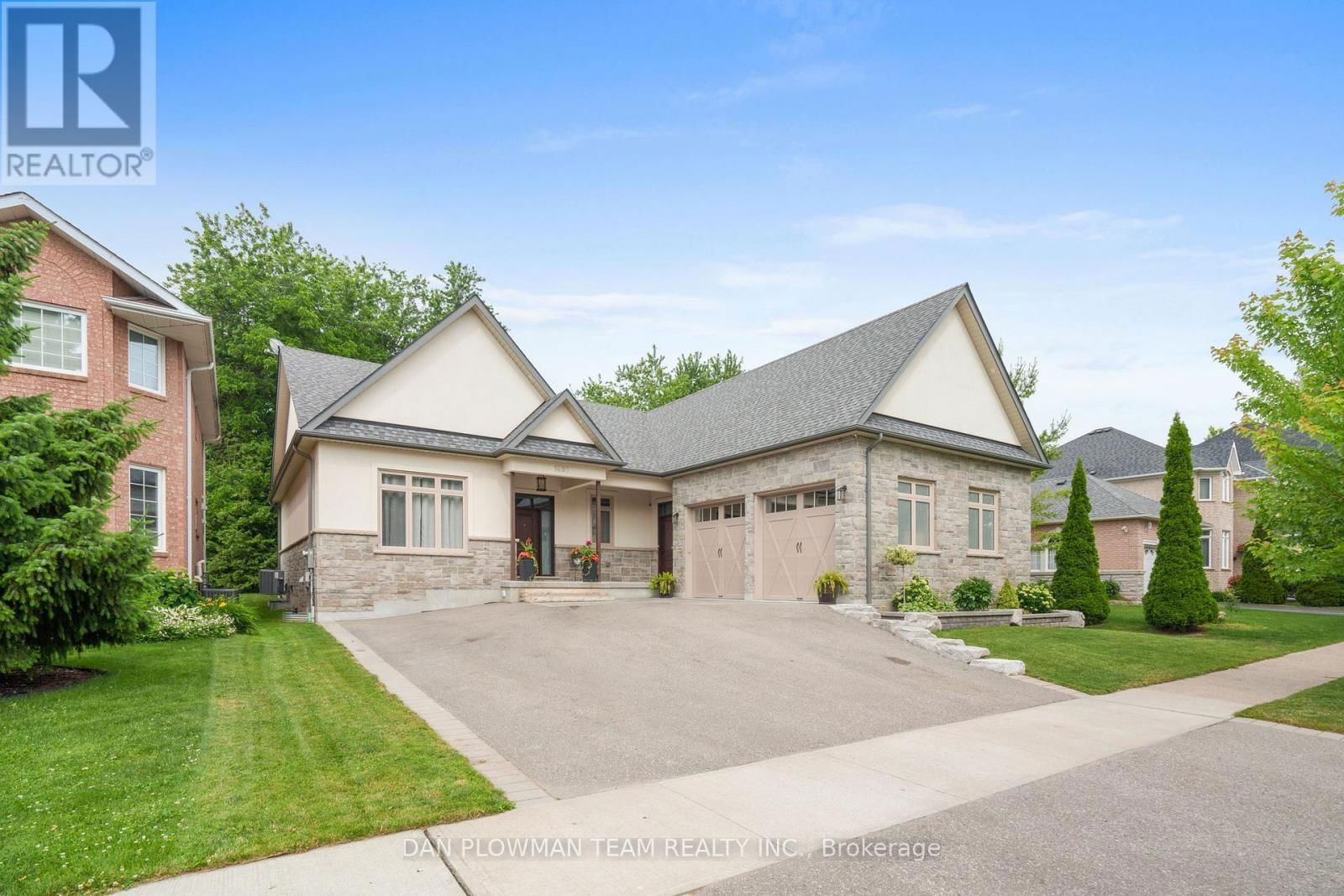 1682 HEATHSIDE CRESCENT Image 1