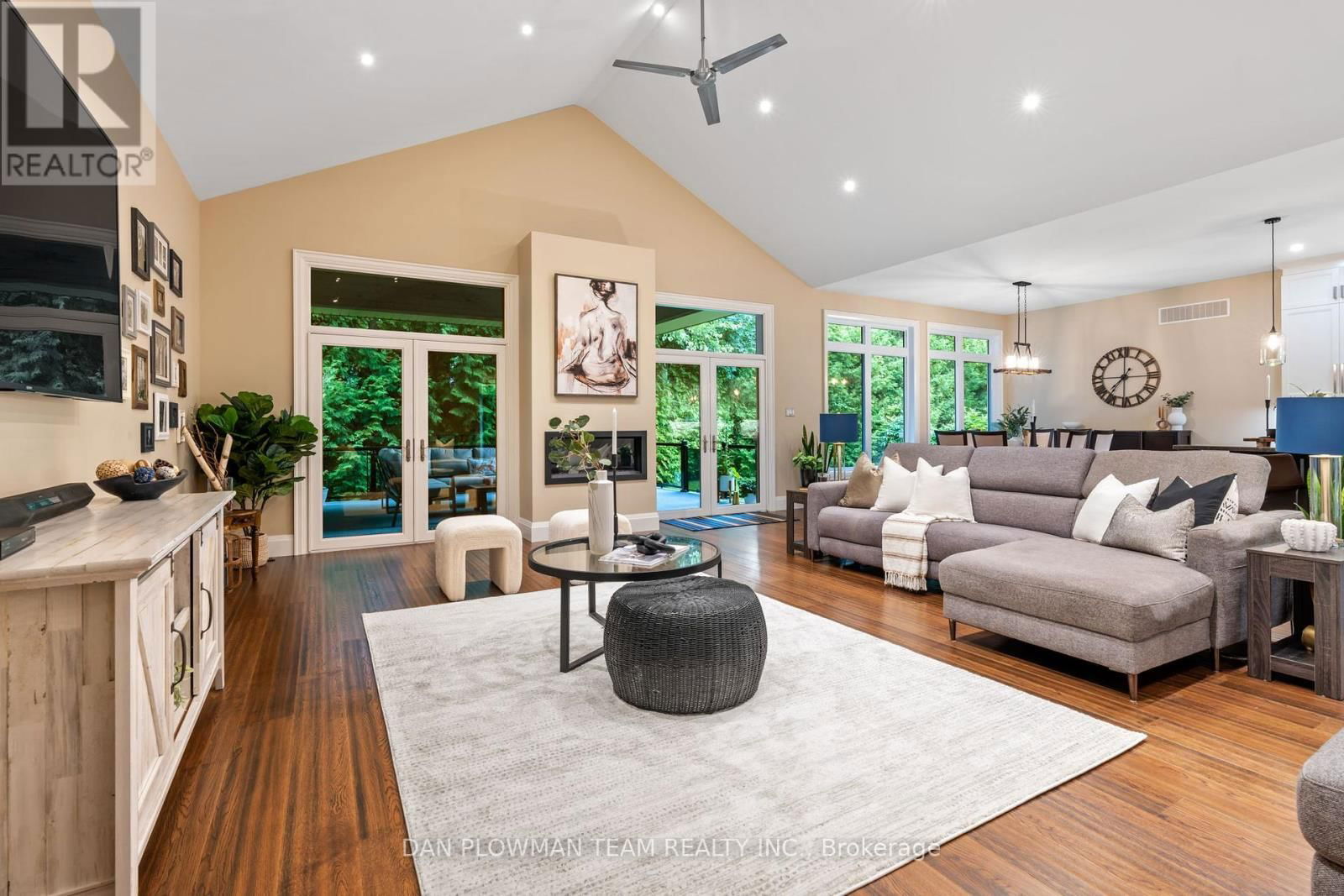 1682 HEATHSIDE CRESCENT Image 11