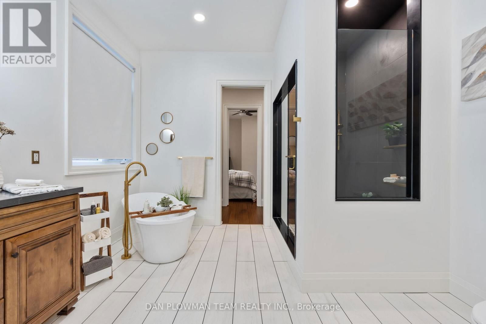 1682 HEATHSIDE CRESCENT Image 18