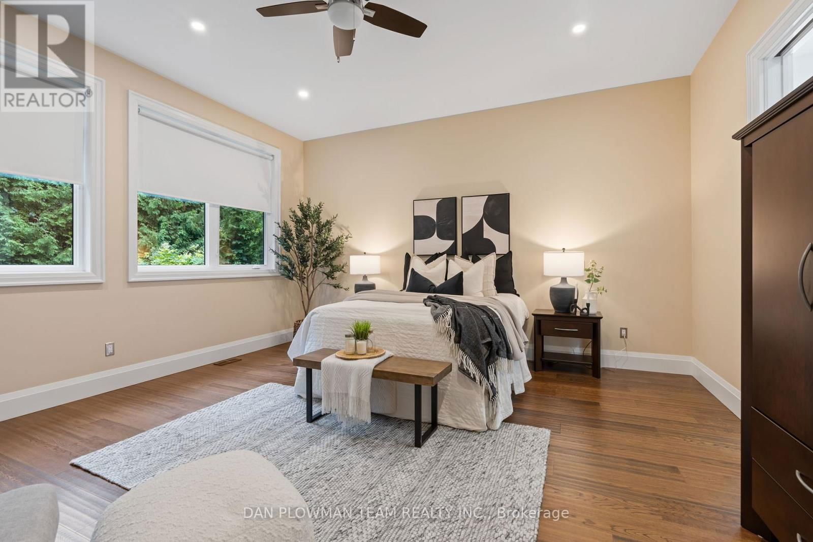 1682 HEATHSIDE CRESCENT Image 19