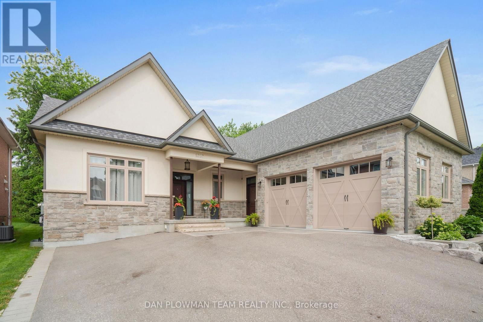 1682 HEATHSIDE CRESCENT Image 2