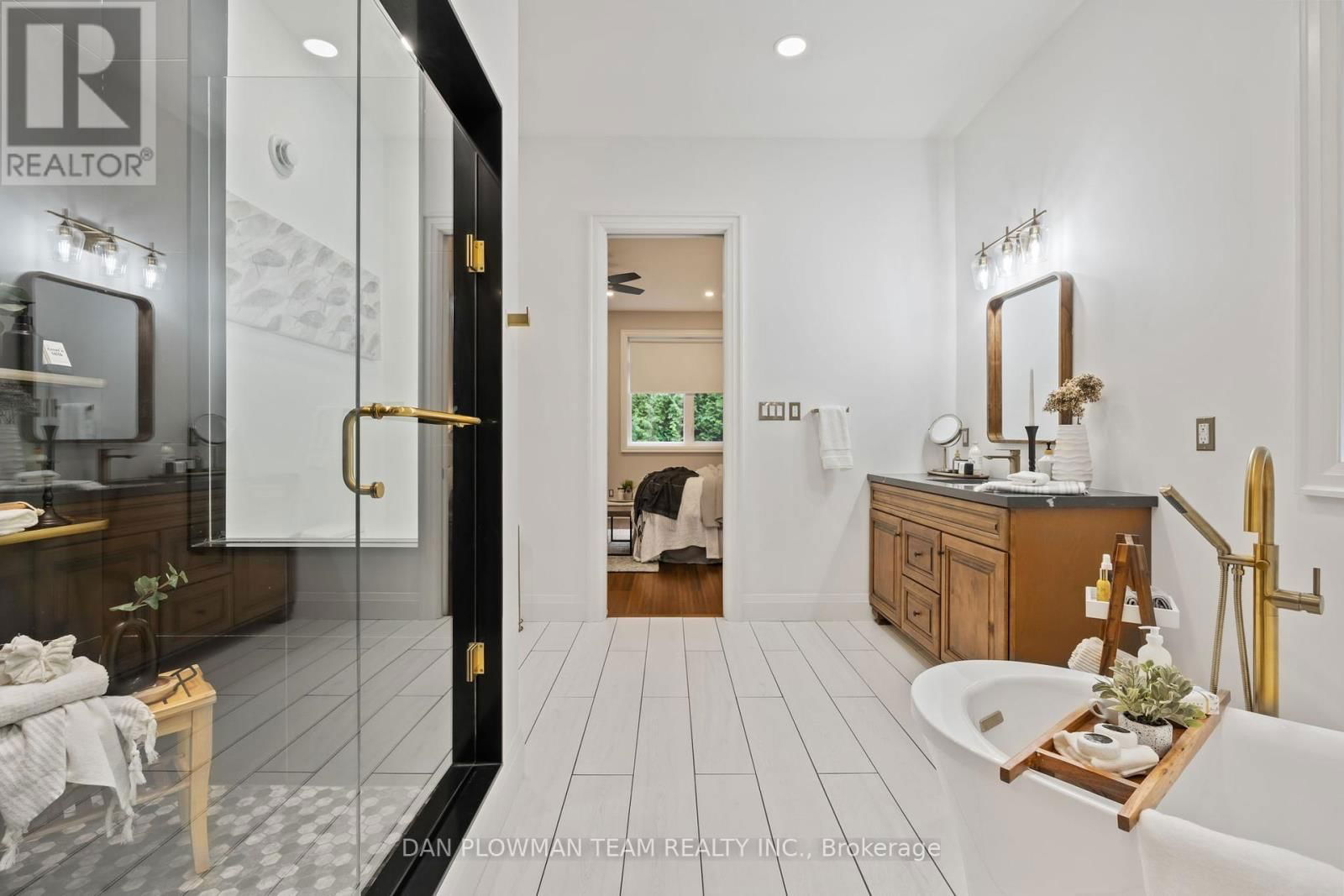 1682 HEATHSIDE CRESCENT Image 21