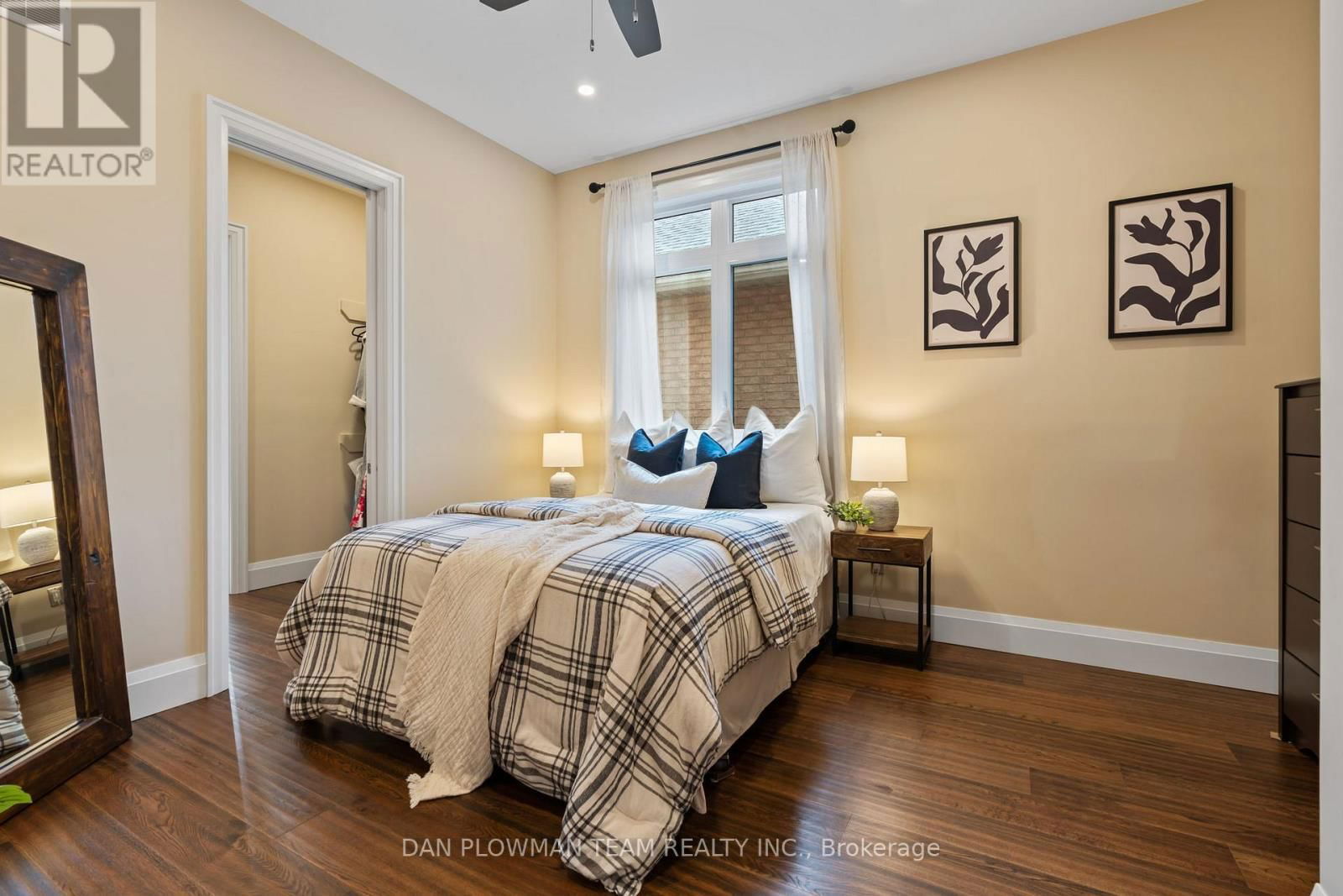 1682 HEATHSIDE CRESCENT Image 23