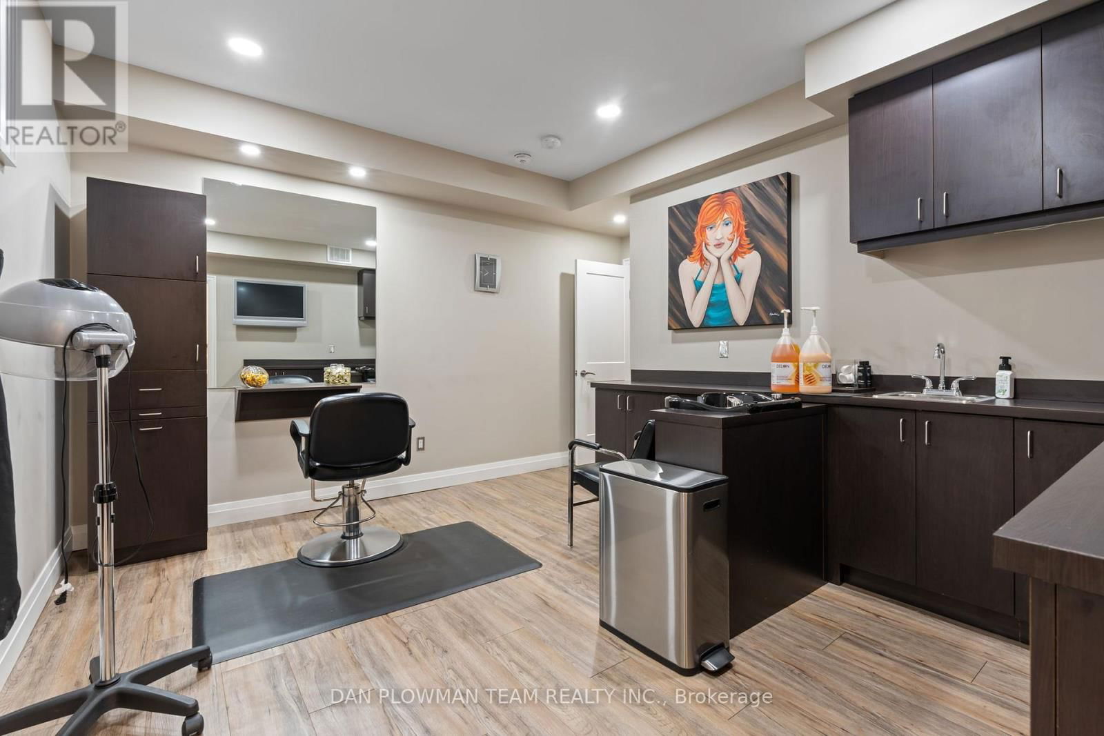1682 HEATHSIDE CRESCENT Image 24