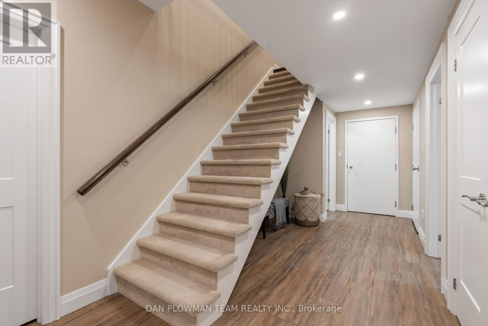 1682 HEATHSIDE CRESCENT Image 27