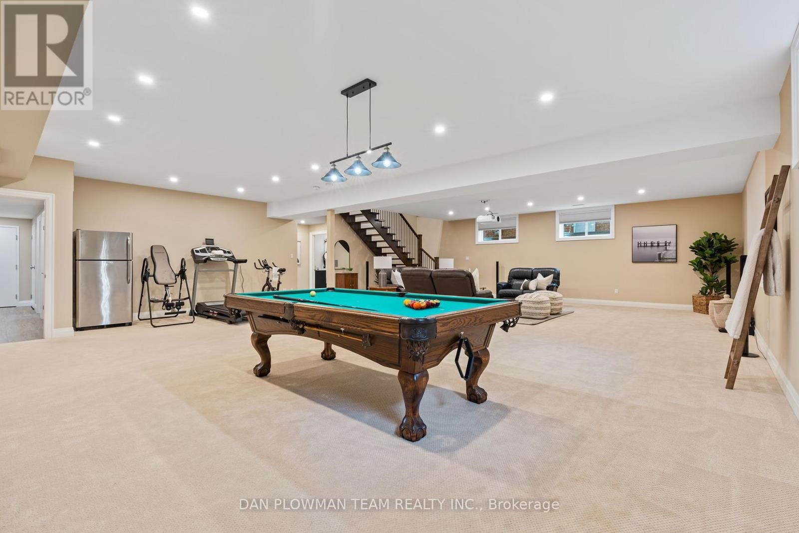 1682 HEATHSIDE CRESCENT Image 28