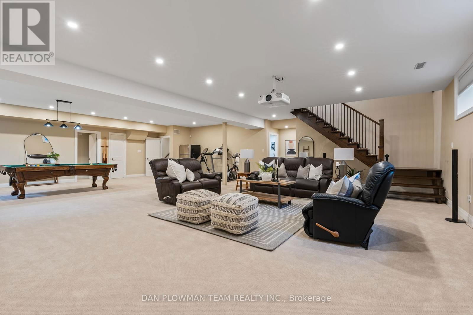 1682 HEATHSIDE CRESCENT Image 29